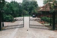Кованые ворота черного цвета