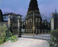 Металлические ворота с коваными элементами