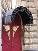 Кованый козырек с металлической крышей