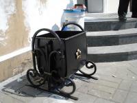 Урна кованая перед входом