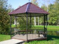 Металлическая беседка с корзинками