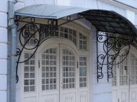 Кованый козырек на широкий проем