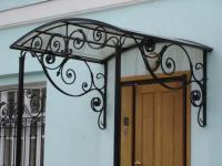 Кованый козырек на подпорных столбах