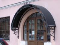 Узкий кованый козырек